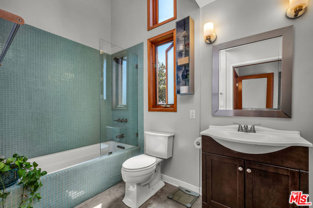 4450 Campbell Drive, Los Angeles CA: https://media.crmls.org/mediaz/595569c1-2ac7-4729-9290-04b5734b408b.jpg