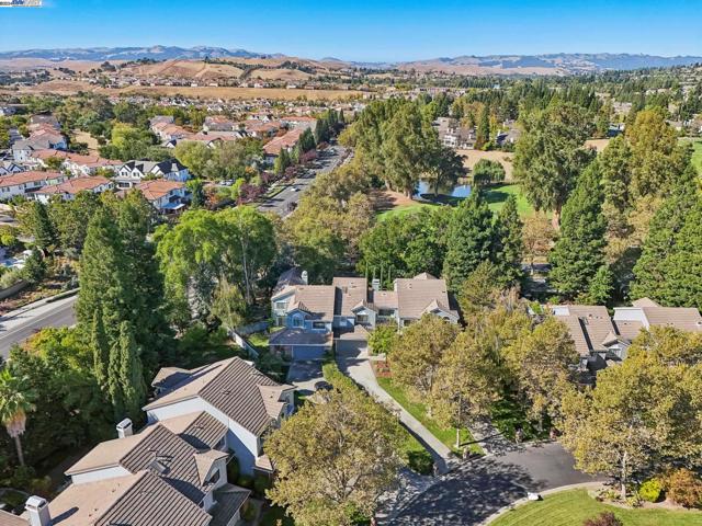 108 Kingswood Cir, Danville CA: https://media.crmls.org/mediaz/595576f8-bc78-4f63-ba6a-f9c654456208.jpg