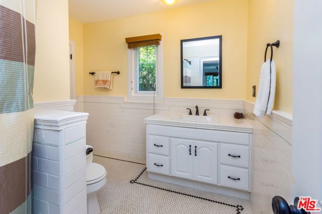 866 N Doheny Drive, West Hollywood CA: https://media.crmls.org/mediaz/5955d200-3707-4560-8e81-8dabff308904.jpg