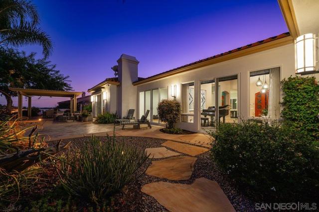 2860 Via Rancheros Way, Fallbrook CA: https://media.crmls.org/mediaz/59568996-3492-4bfc-a089-3927e61a960f.jpg