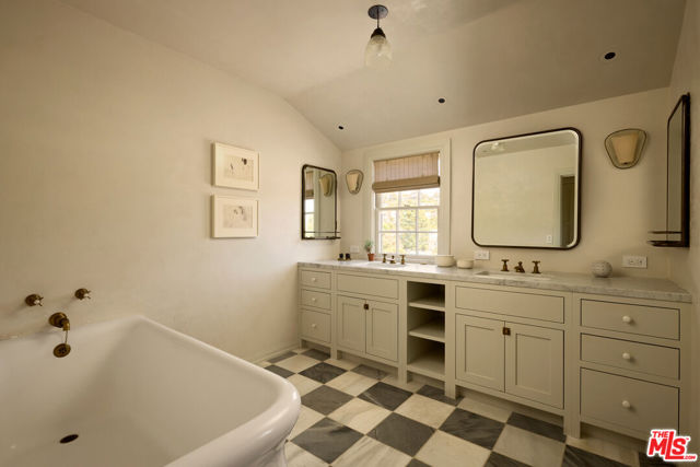 239 W Channel Road, Santa Monica CA: https://media.crmls.org/mediaz/5957bb13-f64c-4207-8c35-f7336947ac50.jpg