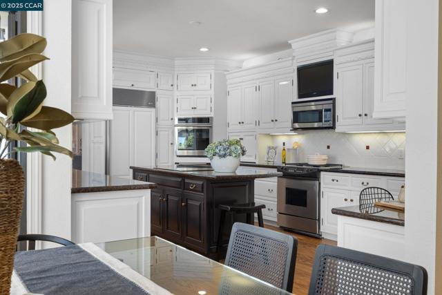 2398 Ironwood Pl, Alamo CA: https://media.crmls.org/mediaz/59585c64-9aeb-42d7-b6e9-31ba06c998ba.jpg