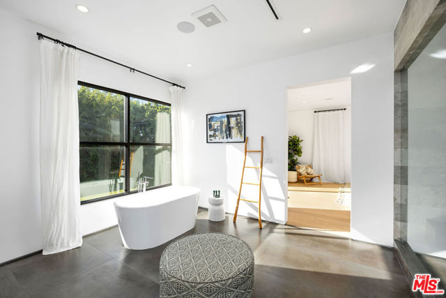 4527 Simpson Avenue, Studio City CA: https://media.crmls.org/mediaz/59589a68-8ec3-4a26-8be0-b2e6c4c4eef3.jpg