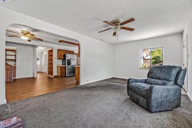 1137 Post St, Alameda CA: https://media.crmls.org/mediaz/5958c72c-e3e6-44af-bf65-65feb7010df2.jpg
