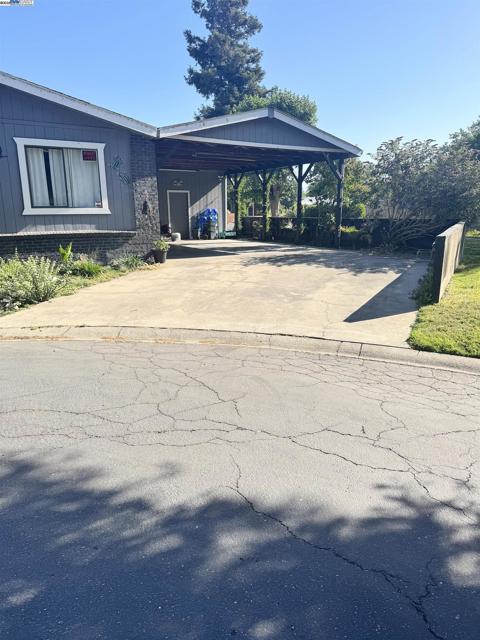 14 Blue Teal Ct, Lodi CA: https://media.crmls.org/mediaz/59593184-034f-467e-8a78-305305a375cb.jpg