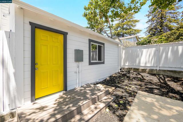 2718 Carmel St, Oakland CA: https://media.crmls.org/mediaz/59595825-7f6e-487a-b867-44630e2bb113.jpg