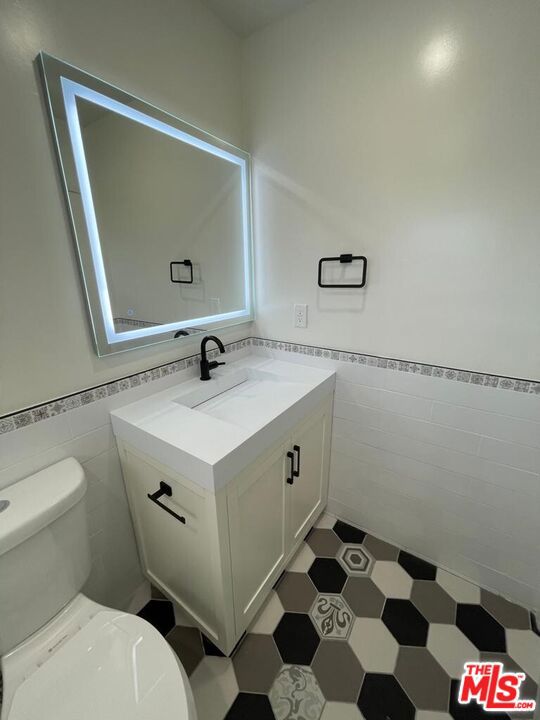 553 N Flores Street, West Hollywood CA: https://media.crmls.org/mediaz/595a7468-29f5-4330-8235-dfec51681552.jpg