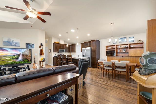 Detail Gallery Image 3 of 17 For 54 Copland Cir #54,  Ventura,  CA 93003 - 2 Beds | 2 Baths