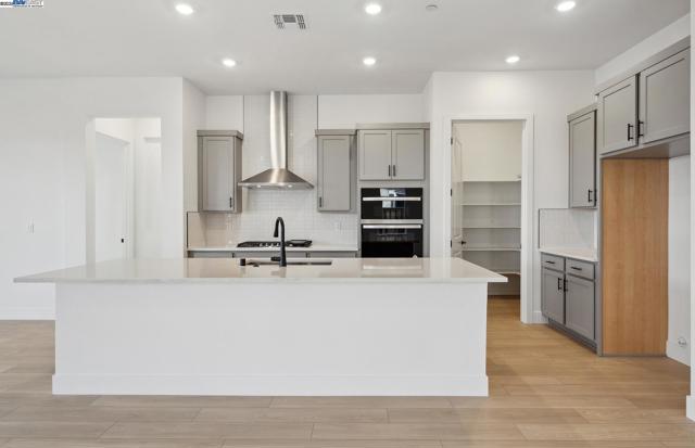 17654 Brightwood Avenue, Lathrop CA: https://media.crmls.org/mediaz/595b5e18-0270-4f30-b84f-e1dec8a774df.jpg
