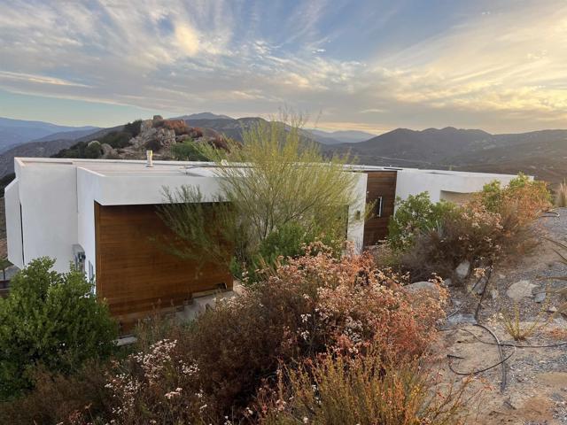 403 Black Canyon Place, Ramona CA: https://media.crmls.org/mediaz/595d0ea5-4b78-4ee1-a797-22aa95f80b67.jpg