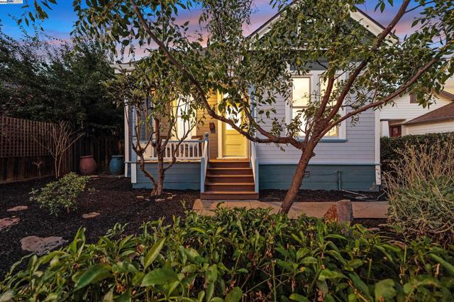 624 N 17Th St, San Jose CA: https://media.crmls.org/mediaz/595ecb72-f15e-4c13-8c2b-c28b7d18d6a5.jpg