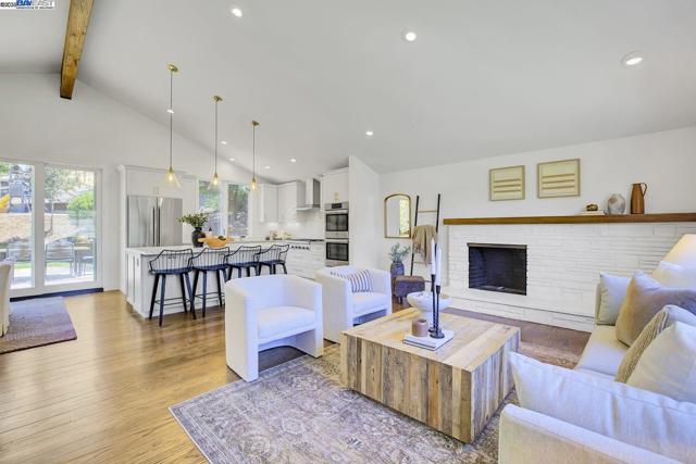 382 Castello Rd, Lafayette CA: https://media.crmls.org/mediaz/595ee3c7-2460-4a99-8cd7-15fef50d176a.jpg
