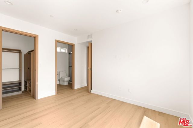 5912 Mammoth Avenue, Sherman Oaks CA: https://media.crmls.org/mediaz/595f3a11-79d7-4b2d-889e-212fe83211fc.jpg