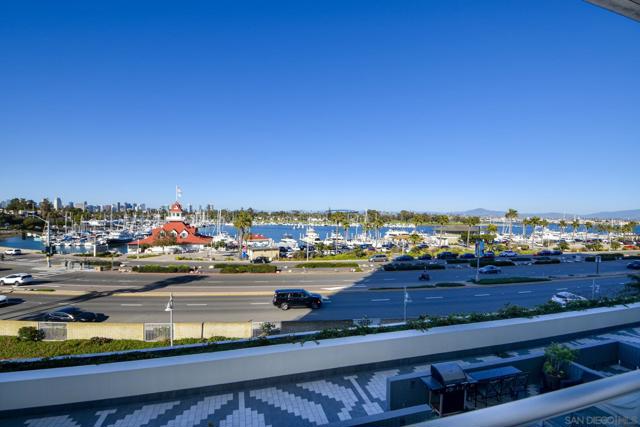 1710 Avenida Del Mundo, Coronado CA: https://media.crmls.org/mediaz/595f4b66-eac6-4751-9f8e-704be7f836d1.jpg