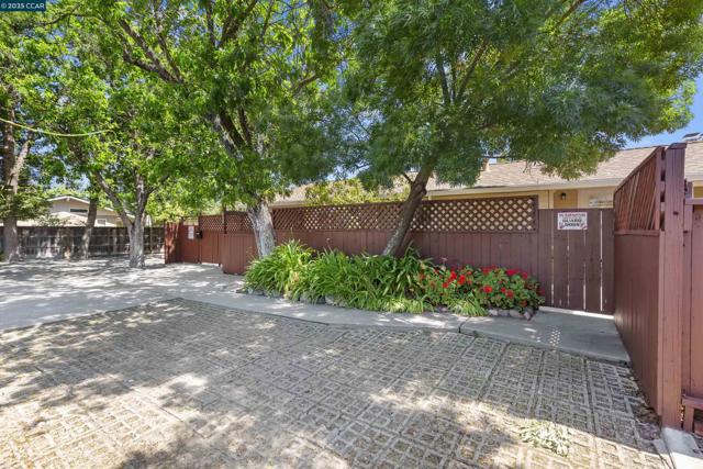 828 Bancroft Rd, Walnut Creek CA: https://media.crmls.org/mediaz/595fd8f5-9fa8-4e10-b640-9530e57e2227.jpg