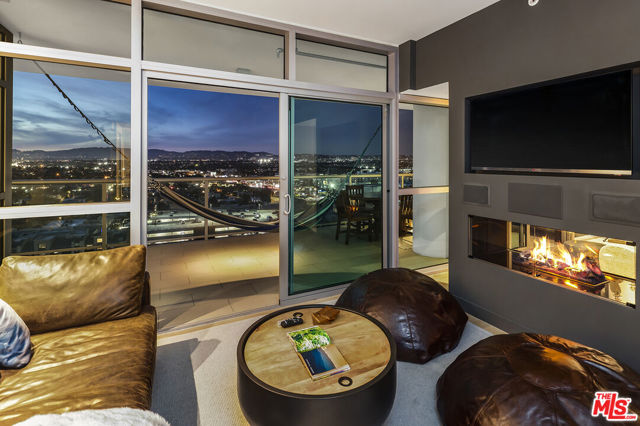 13700 Marina Pointe Drive, Marina del Rey CA: https://media.crmls.org/mediaz/5960b20c-7d65-449e-8325-63a1ca4e315f.jpg