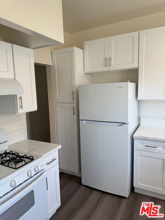 1406 2nd Avenue, Los Angeles CA: https://media.crmls.org/mediaz/5960ebb1-c9f9-415b-bf79-019eacd32809.jpg