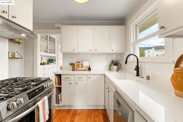 2941 Madeline St, Oakland CA: https://media.crmls.org/mediaz/59611472-db58-4f7d-8aca-a17eb6e033d6.jpg