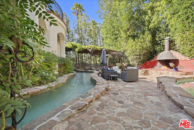 18414 Corazon Circle, Tarzana CA: https://media.crmls.org/mediaz/596162c9-a459-483e-a937-5240d112152e.jpg