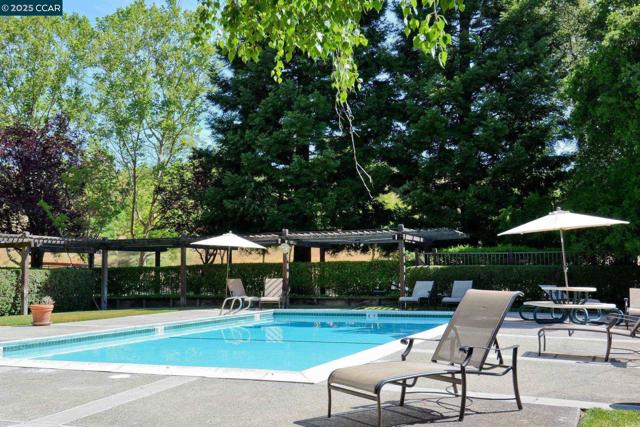 273 S Overlook Dr, San Ramon CA: https://media.crmls.org/mediaz/596189f9-e5f3-404c-9a2a-81baceebb318.jpg