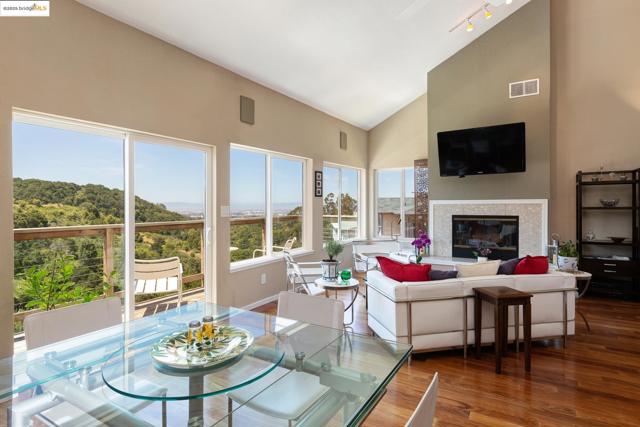 10353 Royal Oak Rd, Oakland CA: https://media.crmls.org/mediaz/59624de2-ed5b-47bb-9c9f-67b7e58a5106.jpg