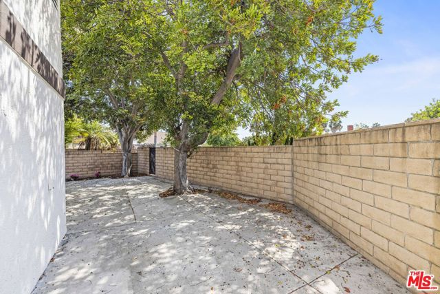 13 Pepper Court, Inglewood CA: https://media.crmls.org/mediaz/596291bd-d642-4535-adee-c0e058097825.jpg
