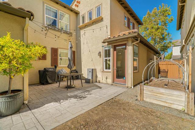 215 W Santa Cruz Way, Mountain House CA: https://media.crmls.org/mediaz/59637779-c446-44e3-b389-ec1caa0fa946.jpg