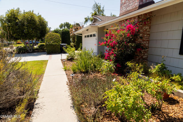 385 Somerset Circle, Thousand Oaks CA: https://media.crmls.org/mediaz/5963d275-fb6f-4ef2-8c26-afdf703ca827.jpg