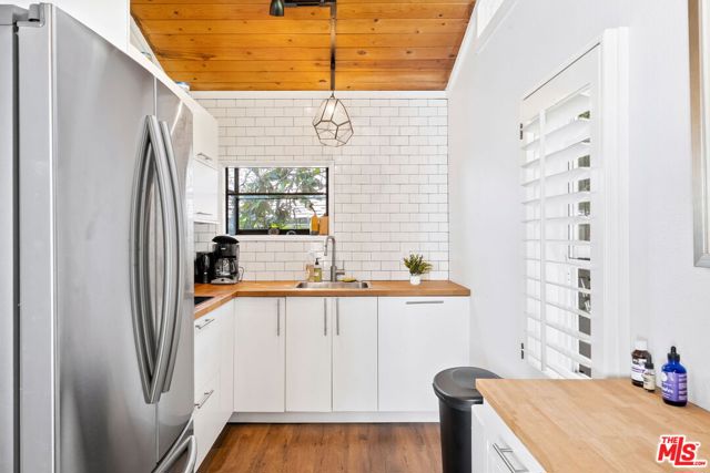 13048 Rose Avenue, Los Angeles CA: https://media.crmls.org/mediaz/5963fe39-c40b-42a5-8c49-a2e6402aeb24.jpg