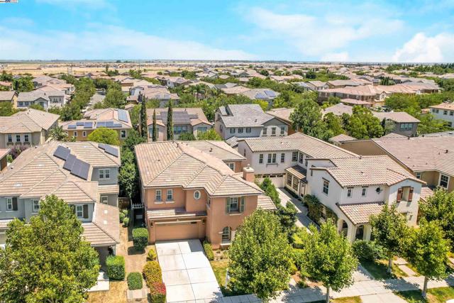 671 W Questa Trl, Mountain House CA: https://media.crmls.org/mediaz/5964d8d4-8795-48f0-92f0-6c0f247d1e06.jpg