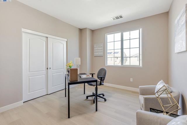 113 Silver Bell Way, Oakley CA: https://media.crmls.org/mediaz/5966dc9b-ac18-4dfd-86c2-f31d14f7bb0b.jpg