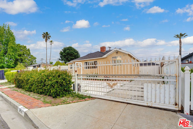 6230 Peach Avenue, Van Nuys CA: https://media.crmls.org/mediaz/59674740-0c4c-489c-9454-f55a96d3fbc4.jpg