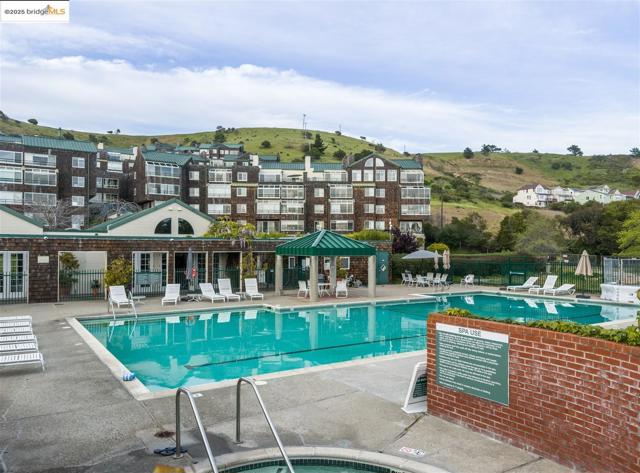1301 Quarry Ct, Richmond CA: https://media.crmls.org/mediaz/59677f52-92b9-4419-a3ca-717e5178c224.jpg