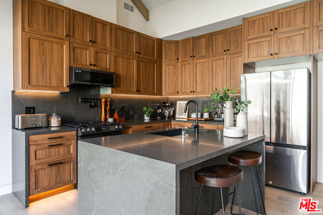 3076 Glenhurst Avenue, Los Angeles CA: https://media.crmls.org/mediaz/5967a3e8-6d07-4971-b441-8ca246167244.jpg
