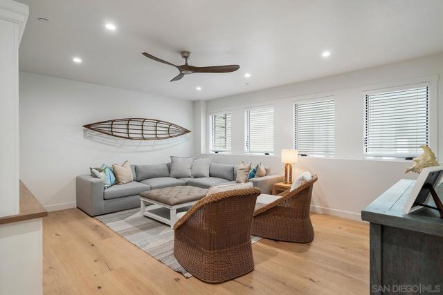 924 D Avenue, Coronado CA: https://media.crmls.org/mediaz/596832dd-e571-4eb2-a45f-d942e50a3f7f.jpg