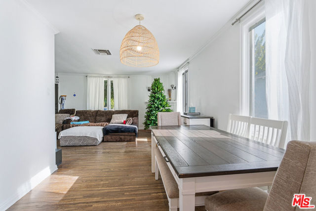 611 N Buena Vista Street, Burbank CA: https://media.crmls.org/mediaz/59683d70-2d2f-4be4-a779-74958a7e44d1.jpg