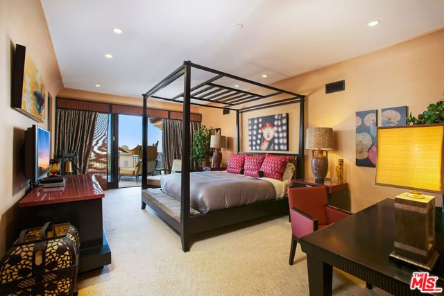 10066 Cielo Drive, Beverly Hills CA: https://media.crmls.org/mediaz/5968de40-8067-4664-bd39-28c2c9324a42.jpg