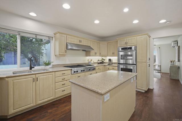 575 Otay Lakes Rd, Chula Vista CA: https://media.crmls.org/mediaz/5969b6e5-9b3c-4d43-8c66-f914074feb80.jpg