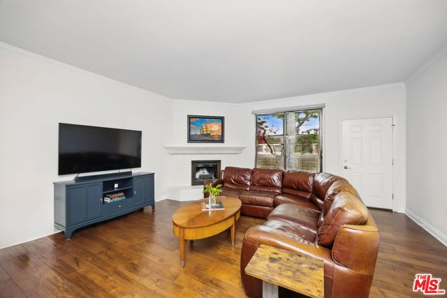 10229 Variel Avenue, Chatsworth CA: https://media.crmls.org/mediaz/596a8ae3-f2d4-48d9-a443-9f6664106cb2.jpg