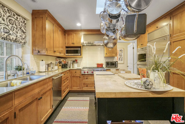 9420 Eden Drive, Beverly Hills CA: https://media.crmls.org/mediaz/596b05f9-19c3-4d10-b22a-b8fccb4d40d5.jpg