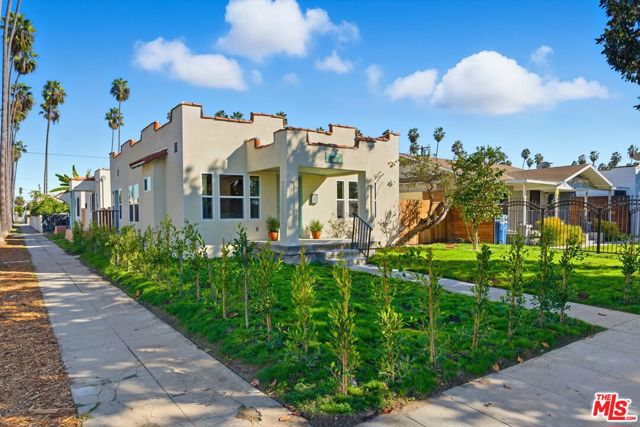 5200 S St Andrews Place, Los Angeles CA: https://media.crmls.org/mediaz/596ccea4-0fad-4f12-bb32-61c8f57f3c0c.jpg