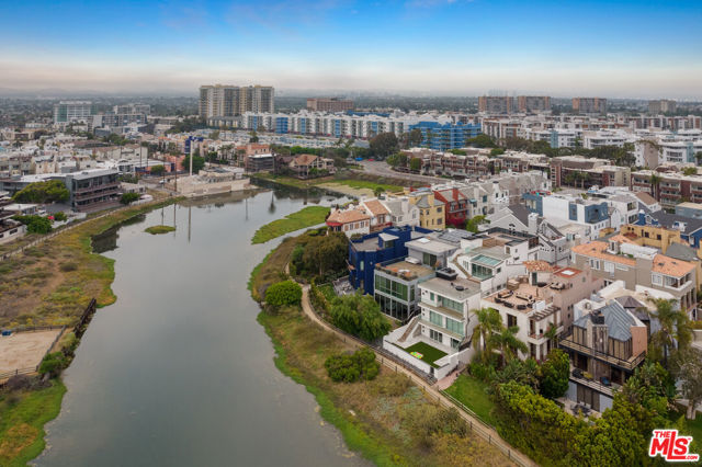 4115 Roma Court, Marina del Rey CA: https://media.crmls.org/mediaz/596cd6b4-e8ae-4233-af63-960775aa215e.jpg