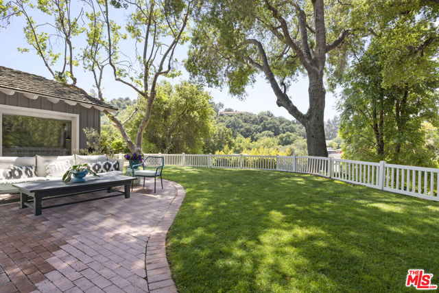 15601 Woodfield Place, Sherman Oaks CA: https://media.crmls.org/mediaz/596d2217-538a-403b-9cc4-6bbbdeb8e1c1.jpg