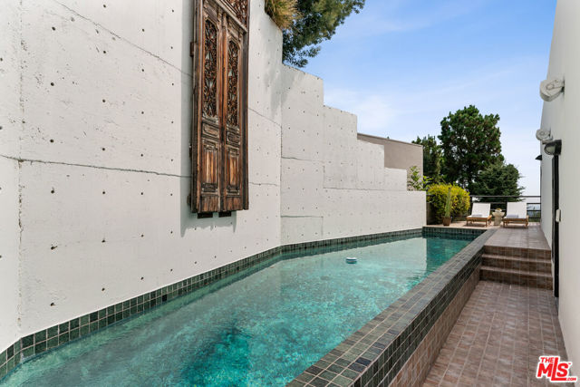6469 Rodgerton Drive, Los Angeles CA: https://media.crmls.org/mediaz/596e836a-0ce8-43b1-834a-80adee561a1b.jpg