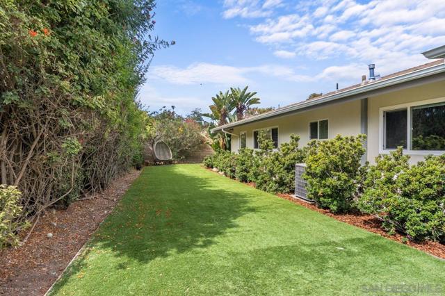 8874 La Jolla Scenic Dr N, La Jolla CA: https://media.crmls.org/mediaz/596f019d-249d-40d4-9f5d-771c24f97f3e.jpg