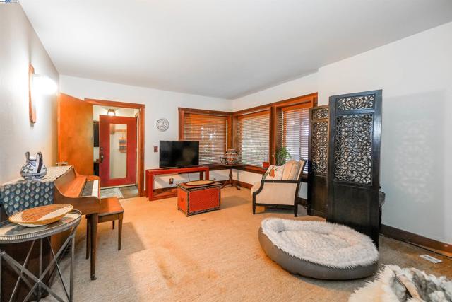21 Red Rock Way, San Rafael CA: https://media.crmls.org/mediaz/596f1a31-6cdb-45ba-8c09-80358d1f8c77.jpg