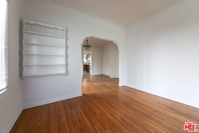 224 S Gale Drive, Beverly Hills CA: https://media.crmls.org/mediaz/59708519-c278-47b3-adc3-31118b1b45b0.jpg