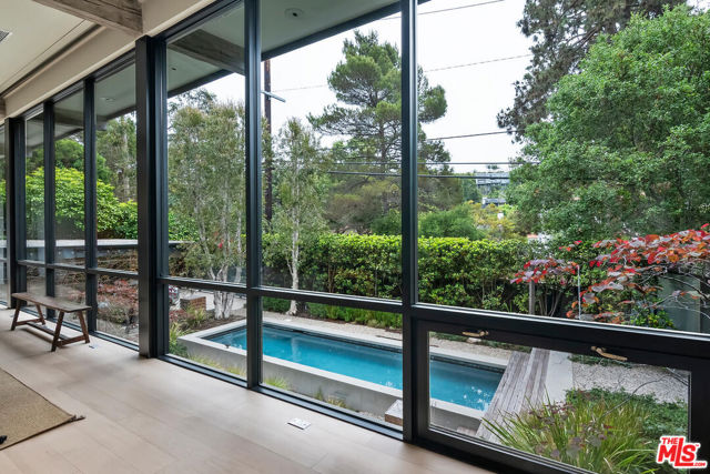 431 W Rustic Road, Santa Monica CA: https://media.crmls.org/mediaz/59713d24-2d0a-43fd-819b-d6cd699798c9.jpg
