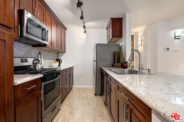 421 S La Fayette Park Place, Los Angeles CA: https://media.crmls.org/mediaz/59719e2c-61f7-47b3-998a-83764b631ecc.jpg