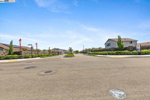 946 Osprey Dr, Lathrop CA: https://media.crmls.org/mediaz/59725276-82e1-4ec2-96ef-cca6e6adadd5.jpg
